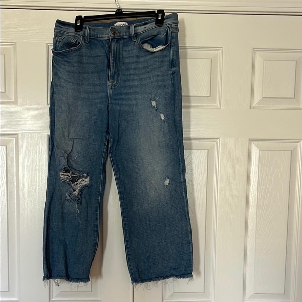 Blue Boyfriend Jeans with Distressed Details and Frayed Hem